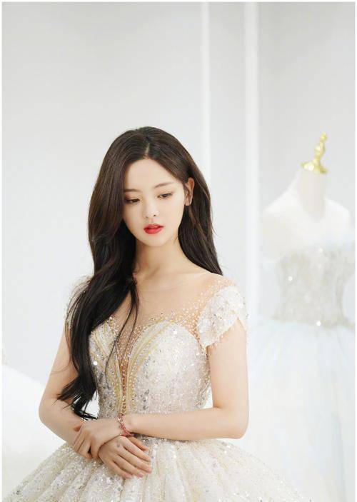 "人间清醒"杨超越一句话被说上热搜 走红的背后究竟付出了什么?