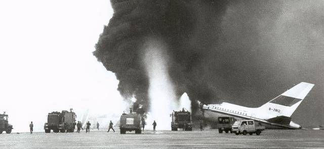 正在充电的那架飞机,正是刚刚从成都飞来不久的西南航空的b-2402号