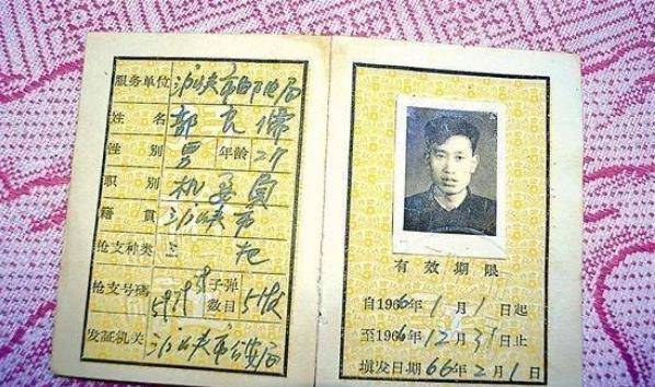 农民将枪挂房梁上,邻居民警前去抓捕,他淡定掏出持枪证_枪支_法律