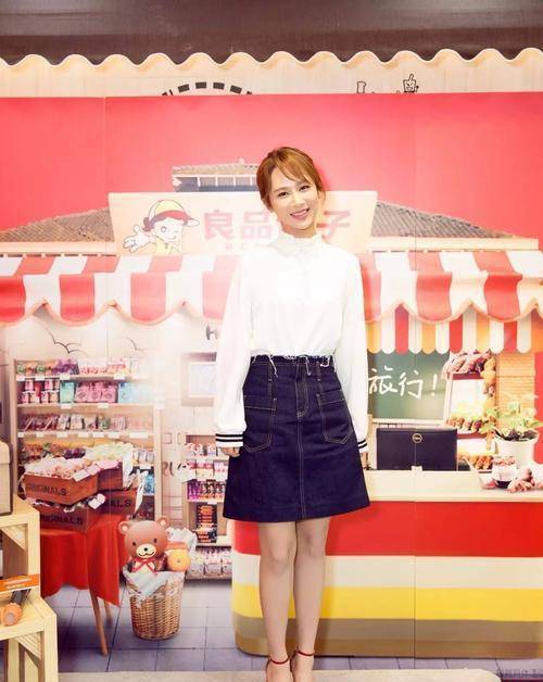 杨紫爱穿简约西装!