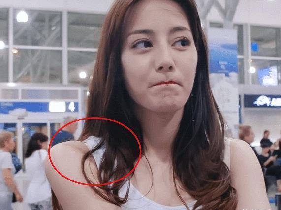 迪丽热巴国外穿小背心,"胳肢窝"露出的细节,引得老外驻足观看_时候_穿