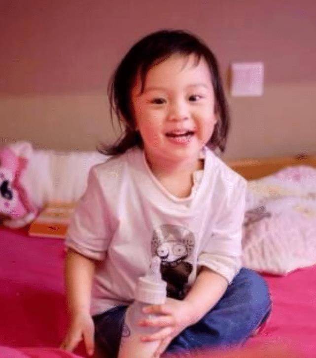 有种"整容"叫甜馨长大,跟同学合照时美成仙女,成缩小版贾乃亮_李小璐