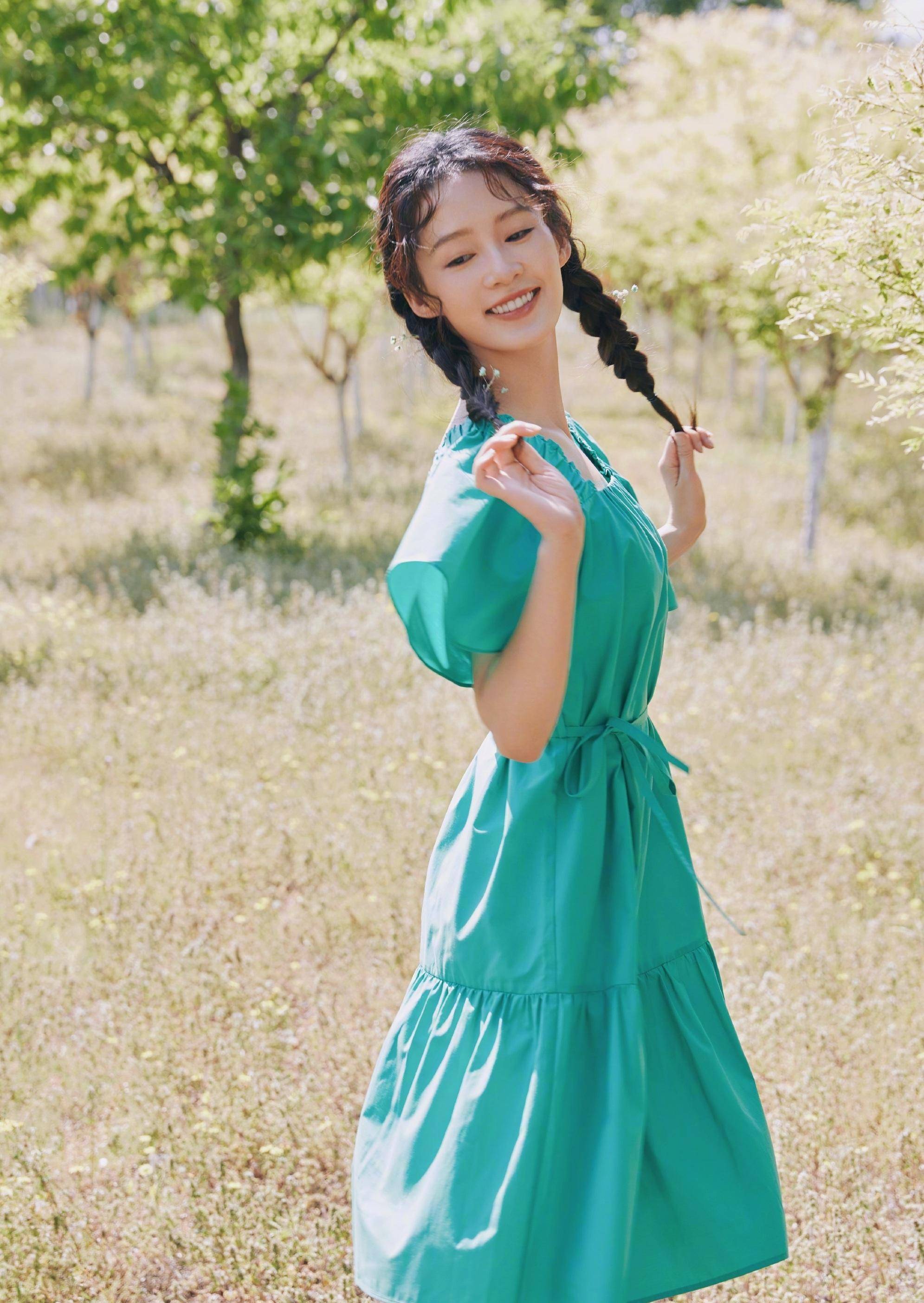 薛宝钗李沁绿色短裙,展现苗条身材和迷人笑容,沁人心扉