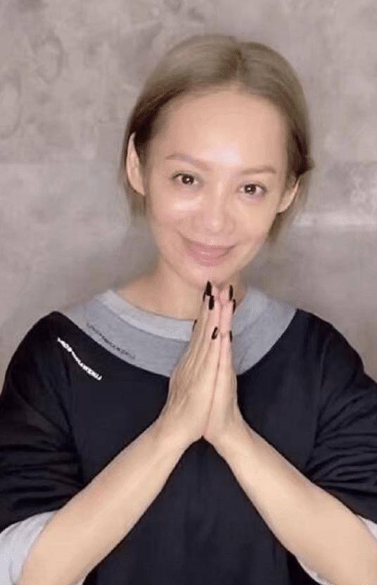 看起来和精修的差距只是一个滤镜而已,不过宁静这素颜采访就过分真实