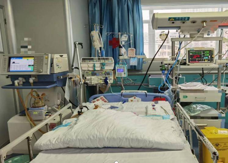 医护人员合力抢救跑赢"死神"_孩子_接种_重症