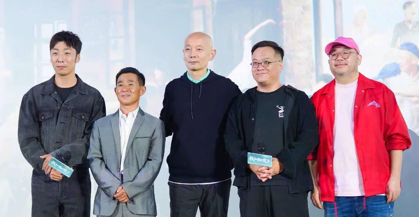 挺直腰背怀抱王宝强像搂小孩,两人头围差好明显_造型_西装_镜头