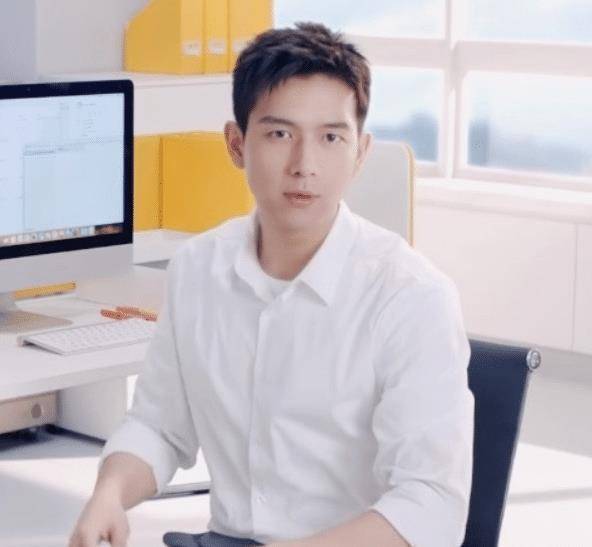 体育老师因撞脸李现被迫降级,只能教初中,得知理由让人笑出眼泪_因为