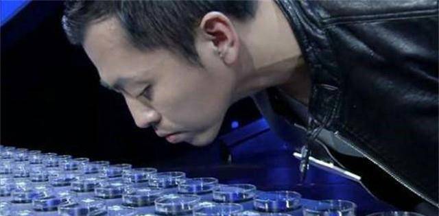 他清华毕业不上班,生个女儿,一学期只上半学期,把