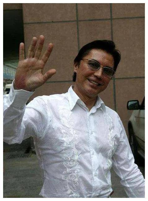 尊龙虽孤独,但他活得有尊严,他是一个真正的"孤勇者".