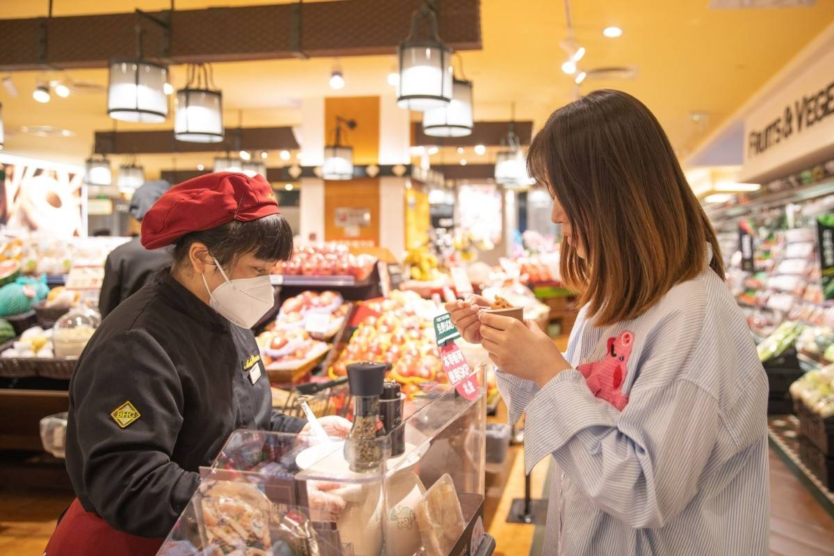 娃在超市"偷吃"一颗草莓,店员要求赔偿整盒,爷爷的做法很解气