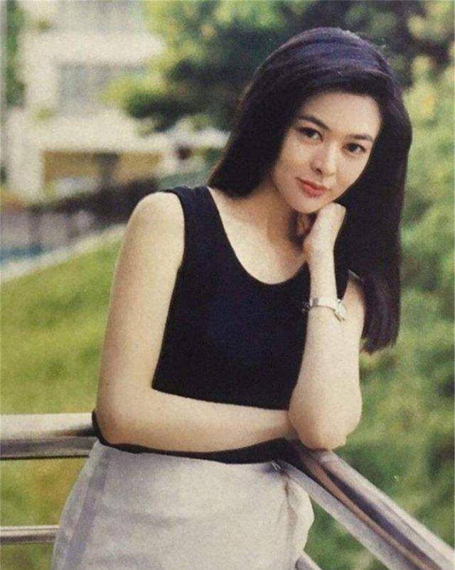 1980年,刚刚满十八岁的关之琳和演员,模特兼皮草商人文彼得恋爱,后来