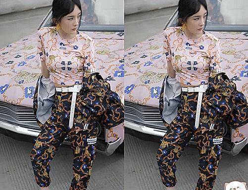 杨幂史上翻车最严重的一次,穿奶奶版印花服装土到曝,显老10岁_造型