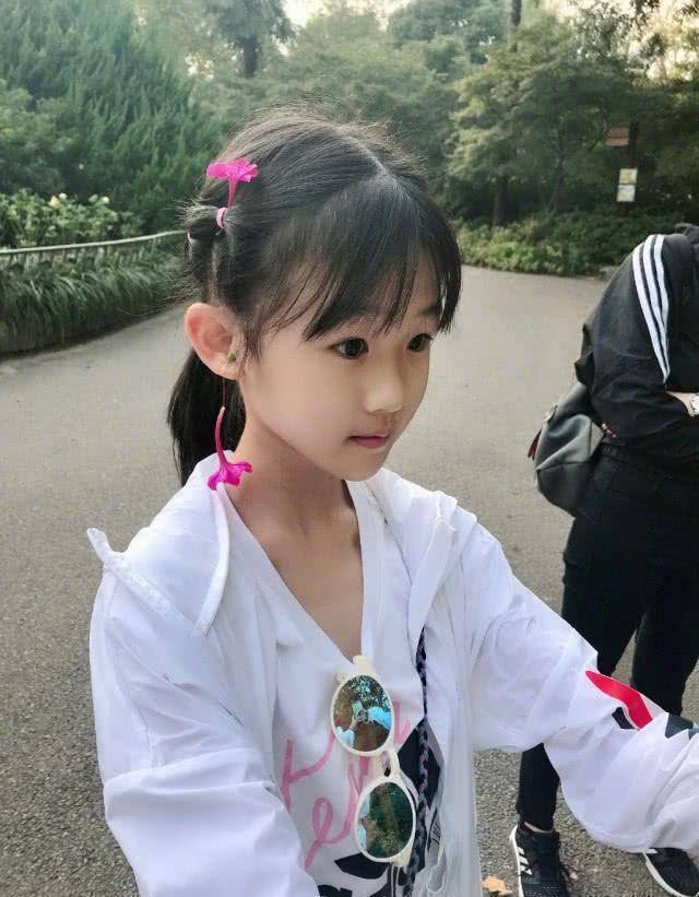 其中就包括陆毅的大女儿陆雨萱,小名贝儿,当年在节目中乖巧懂事的样子