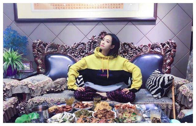 宋茜:隐形富婆,孤独豪宅生活,外卖七菜猪为伴._成为了_环境_空间