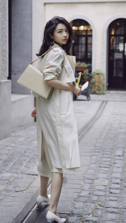 三木将白色穿出了高级感,极简风格超有范,春季风衣跟着三木穿_裙子