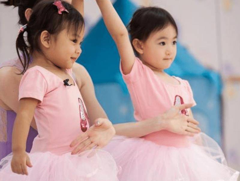 都说甜馨小时候不好看,看到奥莉和甜馨的近照,才懂啥是逆袭长大_五官