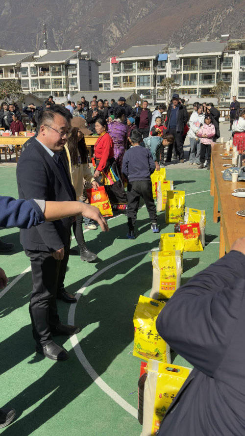 星光大道歌手来献唱,云丹久美爱心暖家乡_老人_舟曲县_人士