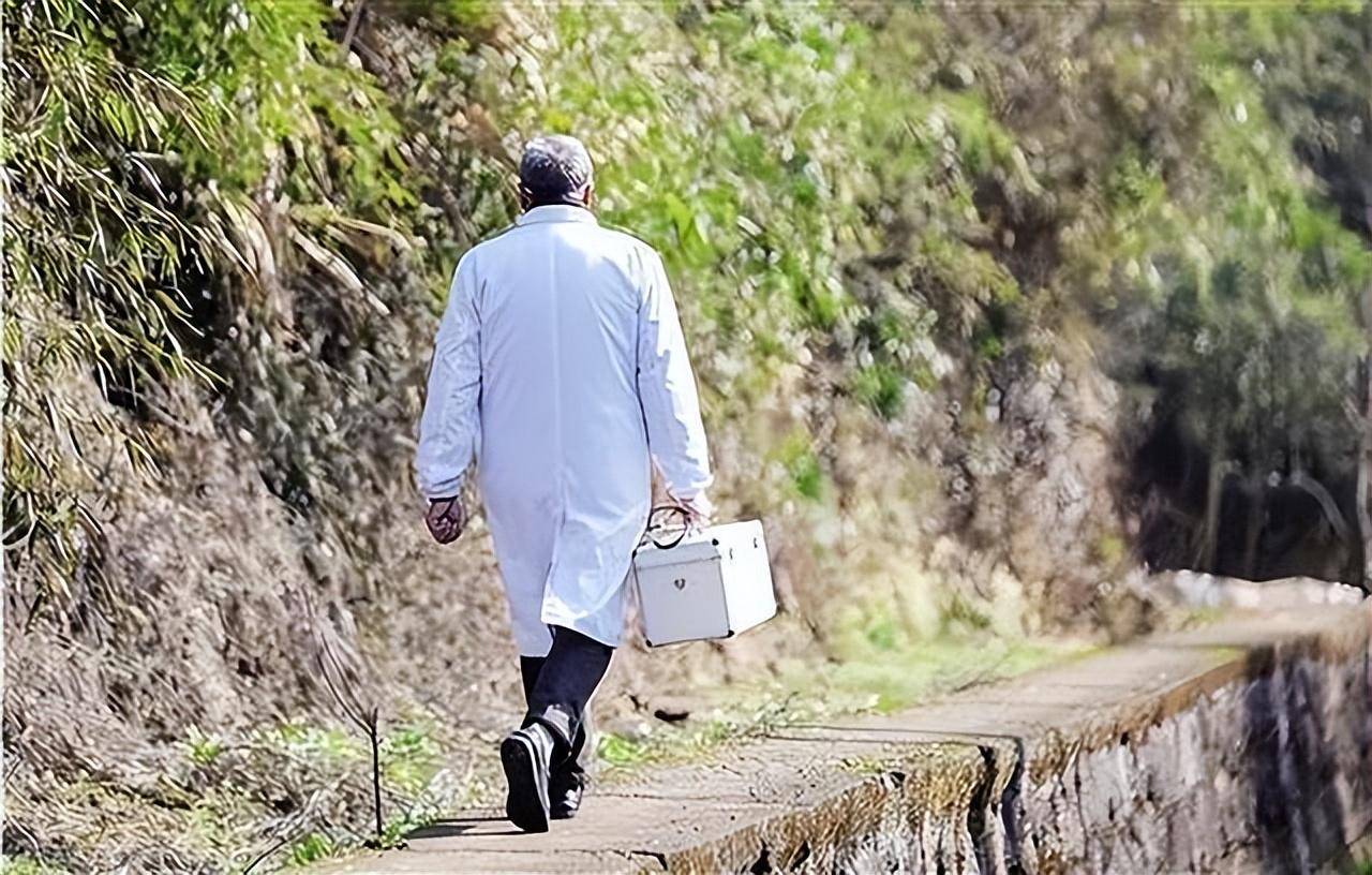 赤脚医生:曾为农村医疗做出贡献,为何如今被遗忘,甚至遭质疑?