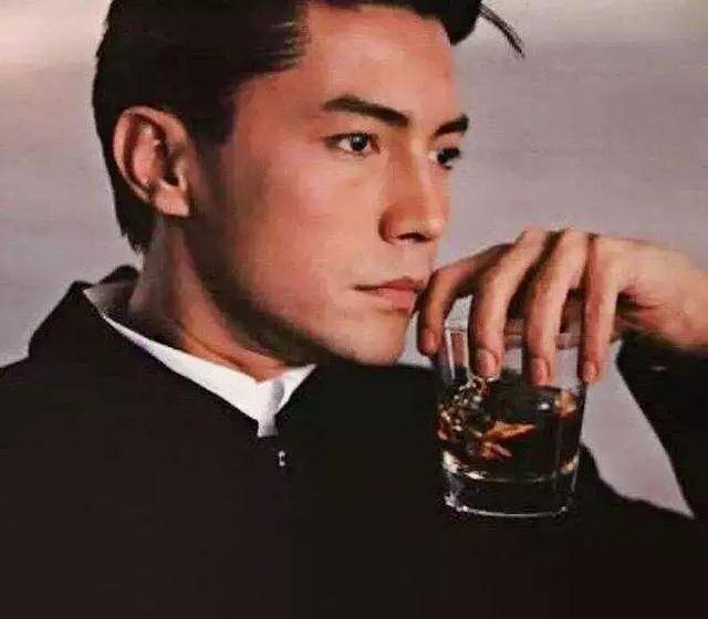 亚洲美男尊龙:无父无母无名无姓,68岁无妻无子,一生孤独_老婆婆_影片