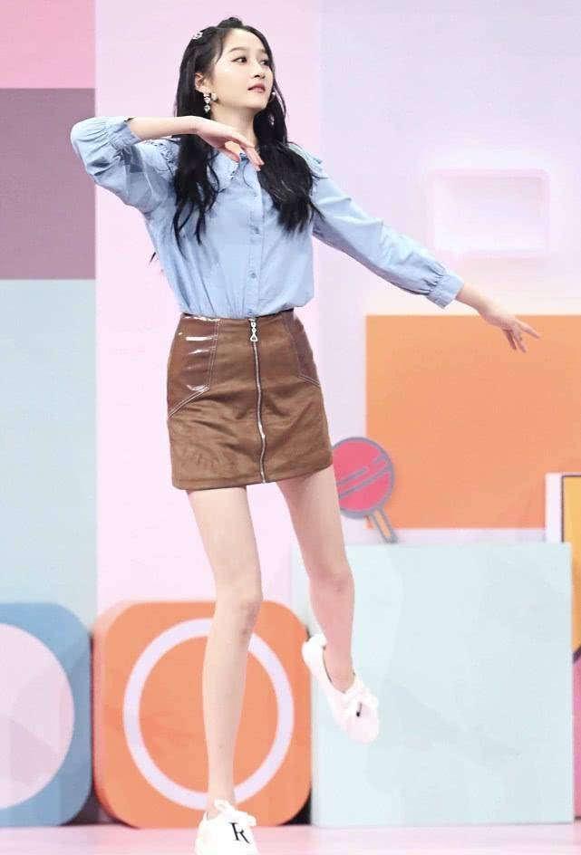 关晓彤秀108cm美腿,不知道的还以为开了长腿特效,果然是"腿精"_cm