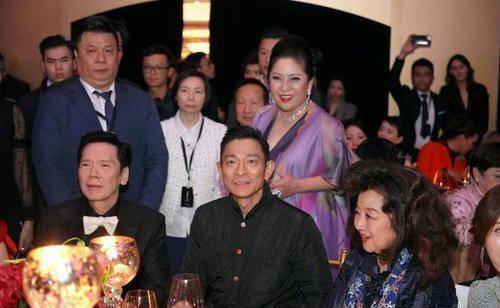 当年她在红馆连开43场演唱会,刘德华见到她都要甘拜下风_徐小凤_张