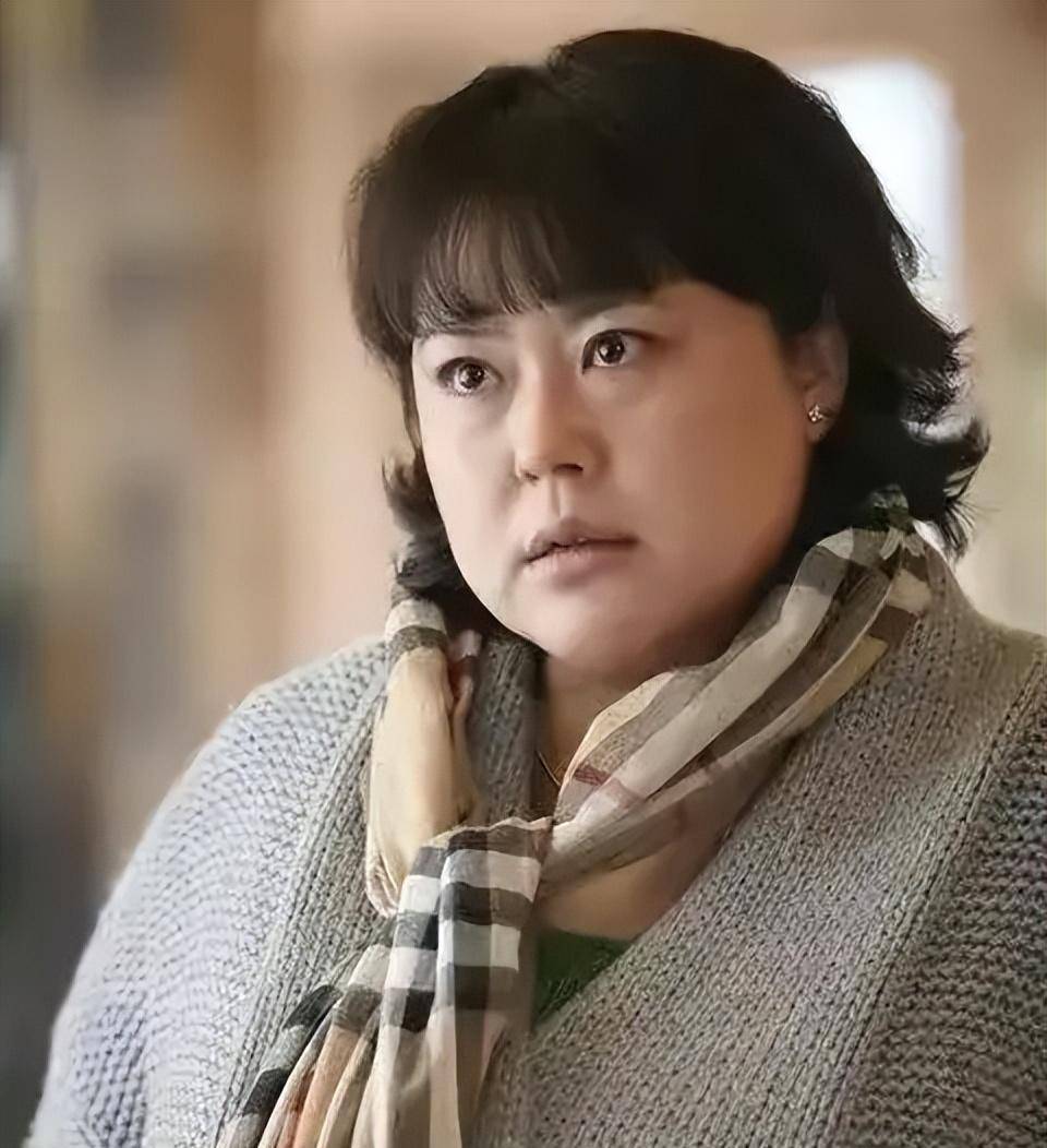 经历三次婚姻,老公一个比一个小,如今患癌,53岁与女儿相互依靠_李菁菁