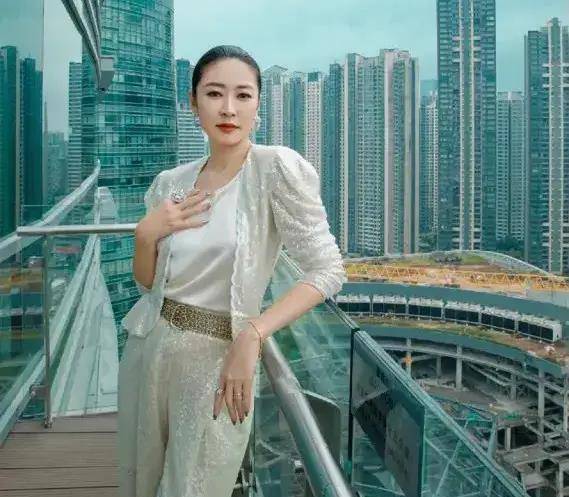 扮演者梁静除了是演员还是主持人,身高170cm,身材比例很好.