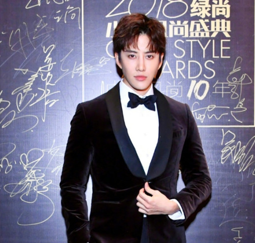 这个泰国小鲜肉未婚生子,生病仅儿子陪伴却被赞:最暖心单亲爸爸_mike