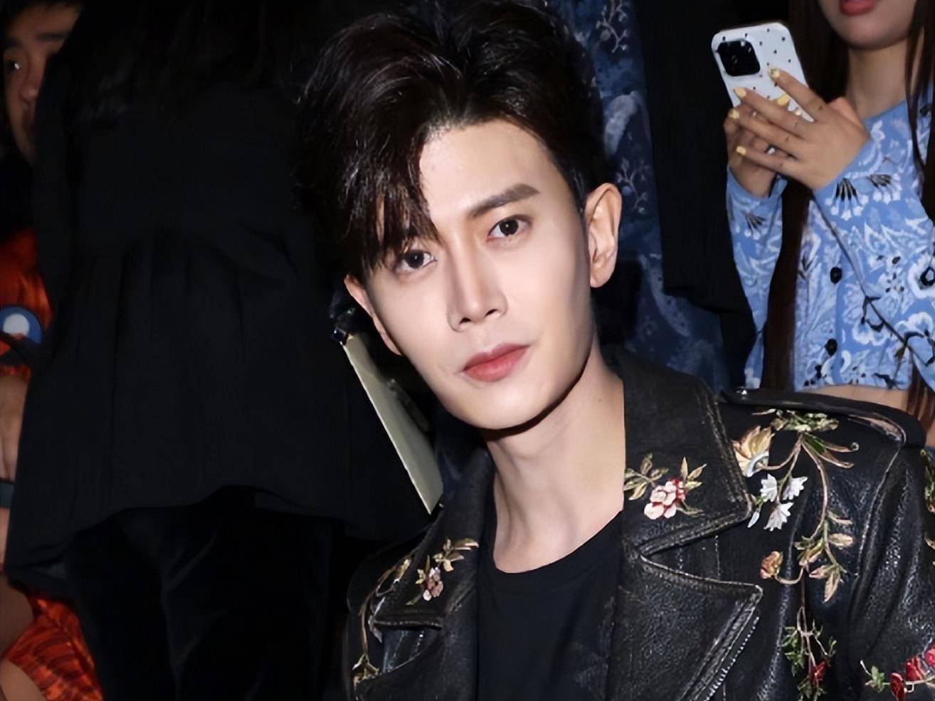 只可惜他整个人瘦得脱相,一度撞脸朱一龙,看着状态差了很多,满脸都写