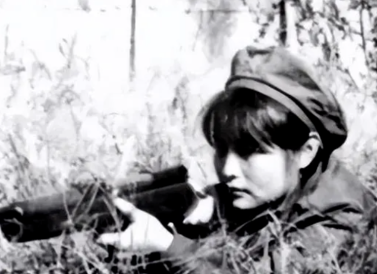 她因违纪开枪被迫复员,多年后放弃北京的高薪工作,全家迁往云南_谢楠