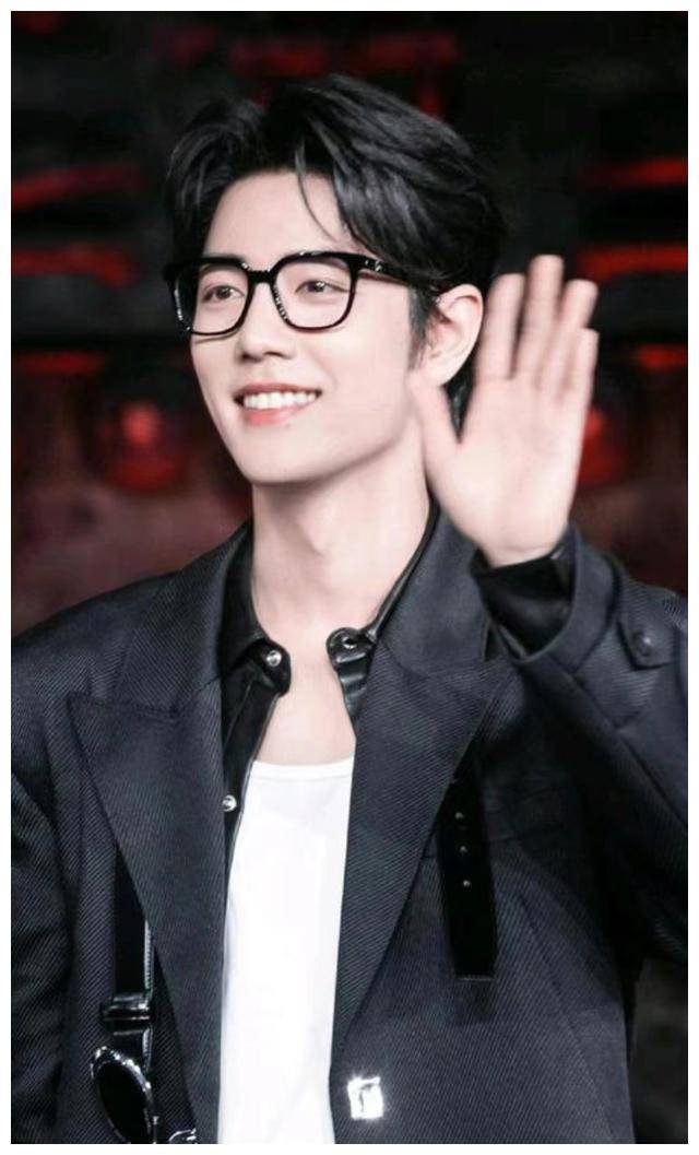 肖战机场遭私生围堵,怒斥代拍!太疯狂了!_行为_明星_劝告