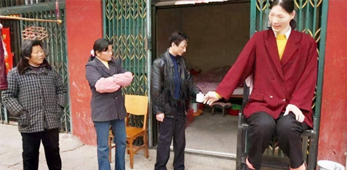 中国第一女巨人:14岁就比姚明还高,遗体保留37年不火化_曾金莲_身体