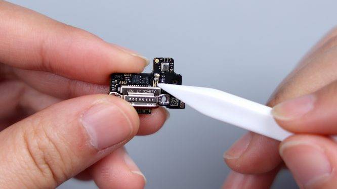 小米14 ultra首发拆解:把"老瓶装新酒"玩出新高度_盖板_金属中_散热