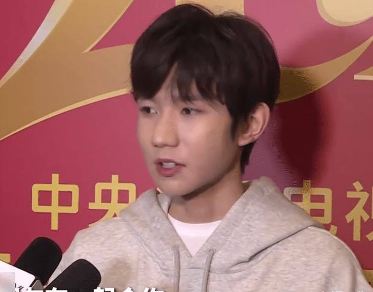 王源再次接受电视采访,在"照妖镜"之下,面部上痘痘很明显!