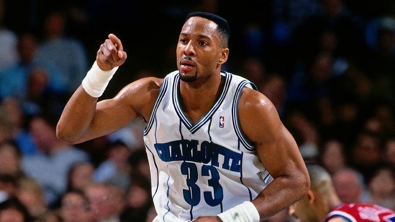 中锋:阿朗佐·莫宁名人堂成员替补阵容:———