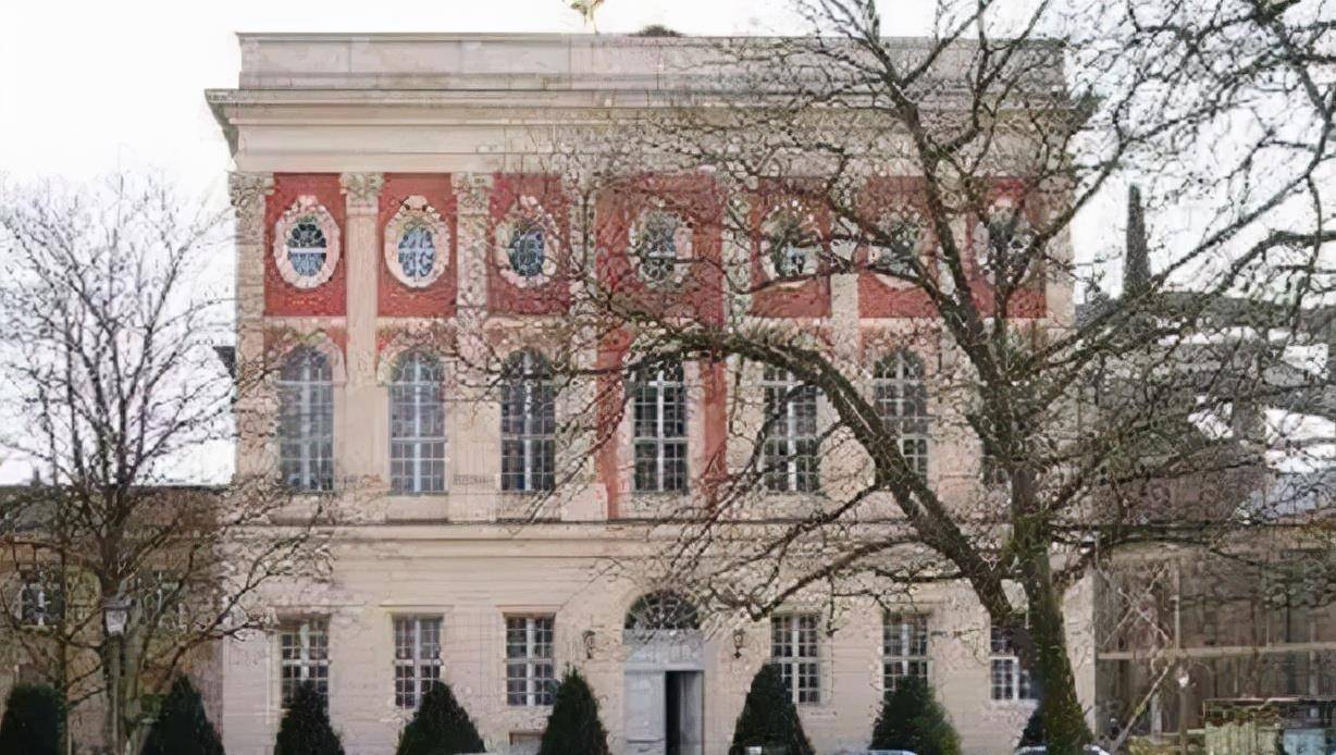 他在1935年被派到柏林附近的波茨坦军事学院担任教官,第二年又负责