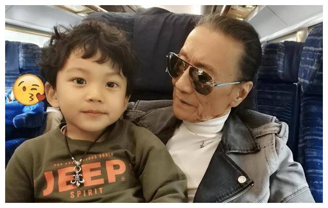 谢霆锋小儿子谢振南惊艳亮相,比哥哥更帅哦!_谢振轩_成长_魅力