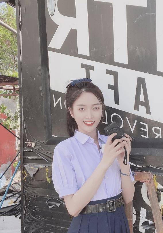 吴宣仪的"学姐装"火了,穿泰国校服扎马尾,少女感十足_黑色_造型_漂亮