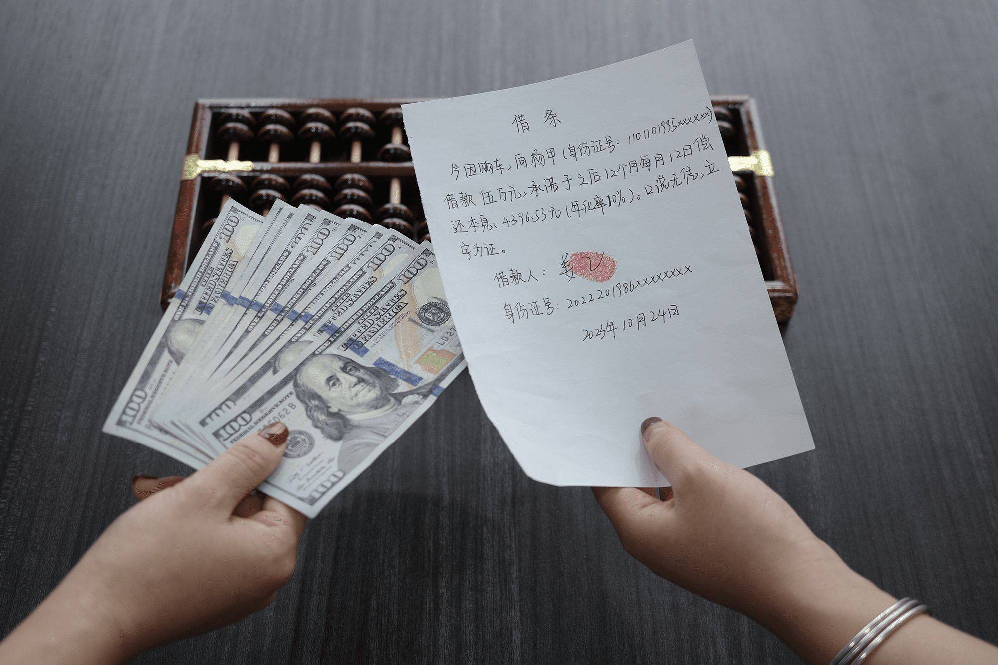 借钱的两手空空,网友对此心意难平.