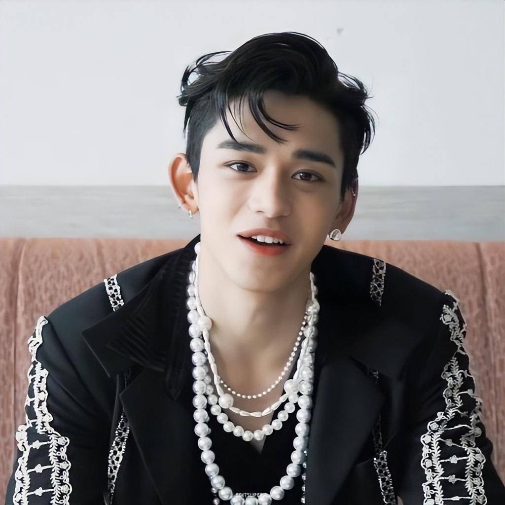 2018年,当时19岁的黄旭熙随着组合nct正式出道.