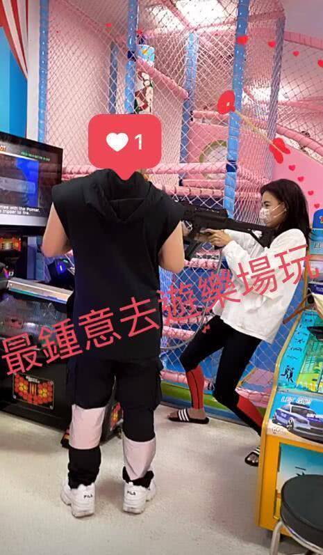 第三张照片中,张柏芝脚踩人字拖,手持电玩枪,看起来玩的不亦乐乎.