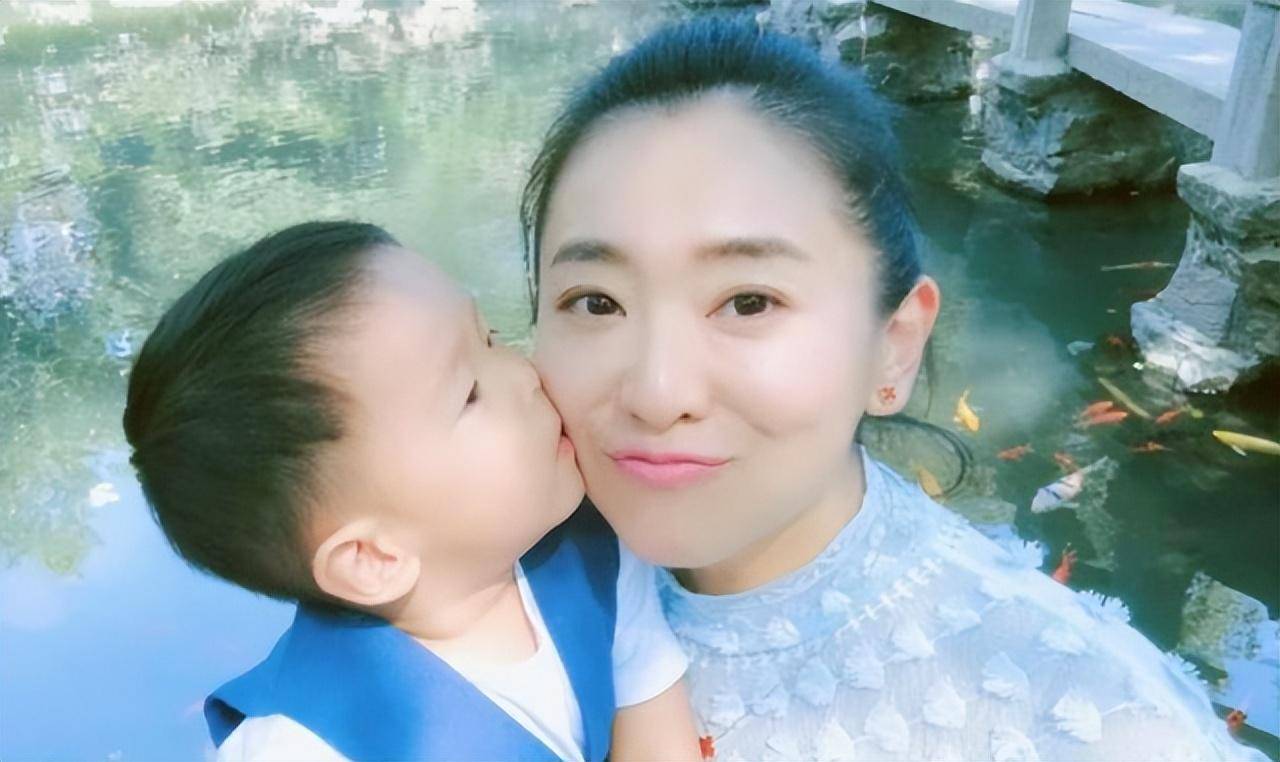 为嫁豪门退出央视高龄产子 45岁被宠成少女_姐姐_月亮_生活