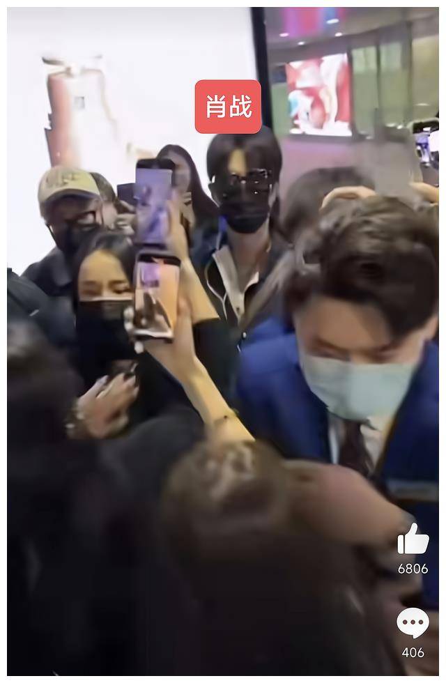 肖战暴怒出行,数十人围观如潮水,场面混乱如百万人川流.