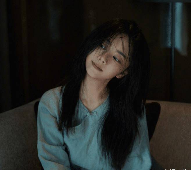就是为什么谭松韵经常饰演高中生的原因了,毕竟是看不出她真实的年龄
