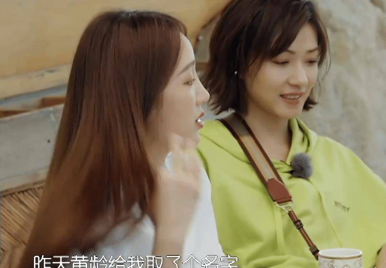 孟佳与姐姐们聊英文名,当张雨绮说出之后,有谁注意到她们的表情_名字