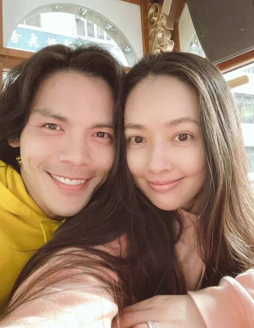 向佐发文晒和郭碧婷约会照,趁孩子睡着,享受二人世界