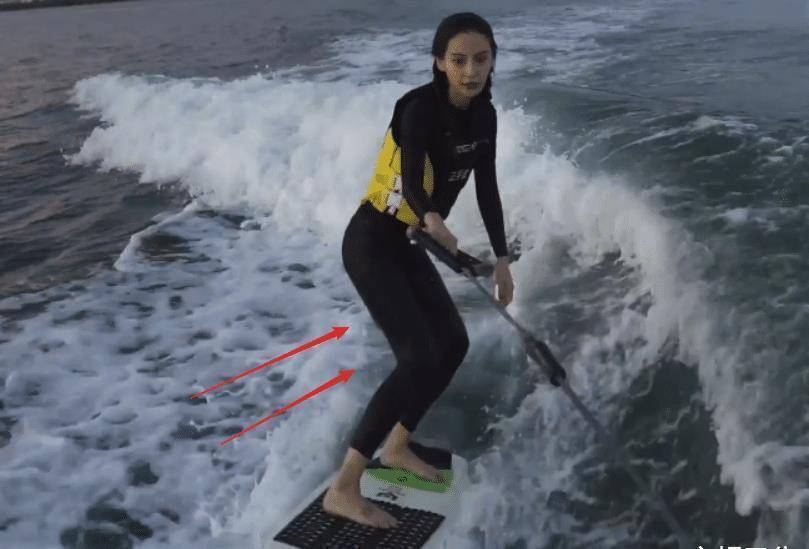 杨颖发布冲浪vlog,低马尾辫子少女感十足,时尚却暴露真实身材_状态