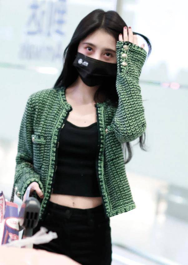 鞠婧祎穿炫腹装现身机场,看到生图下真实腰型,这是认真的吗_时尚_look