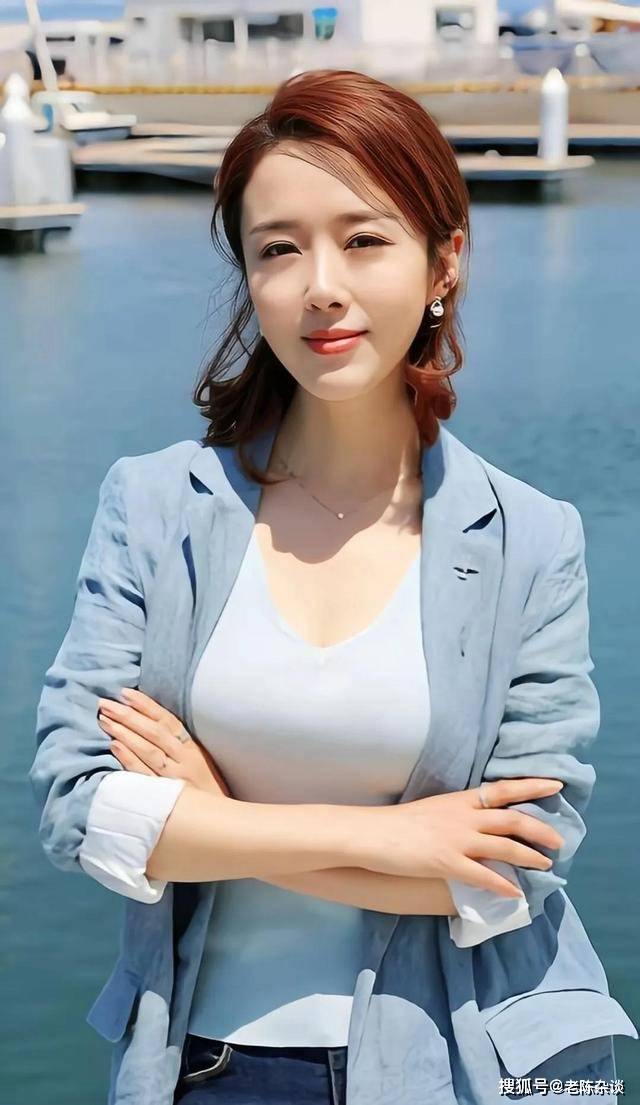 你肯定顶不住的!颜丹晨性感写真赏_身材_魅力_成为了