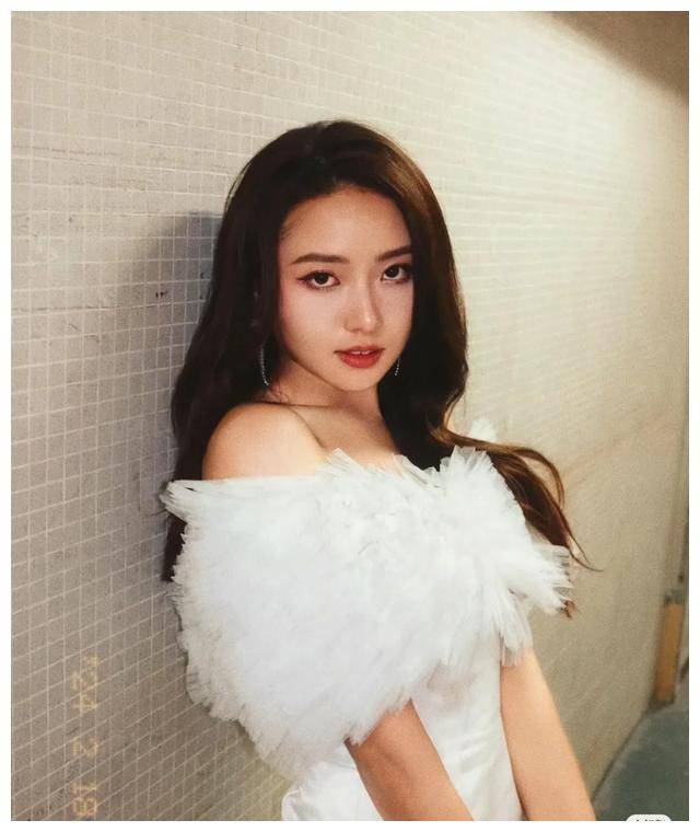 在照片中,戴祖仪身穿白色连衣裙出现在某活动现场